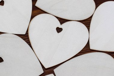 ahşap kalpler güzel ahşap bir backgroud üzerine yerleştirilir