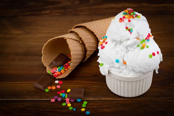 Talíř vanilkové zmrzliny s posypkami čokoládovou figurkou — Stock fotografie
