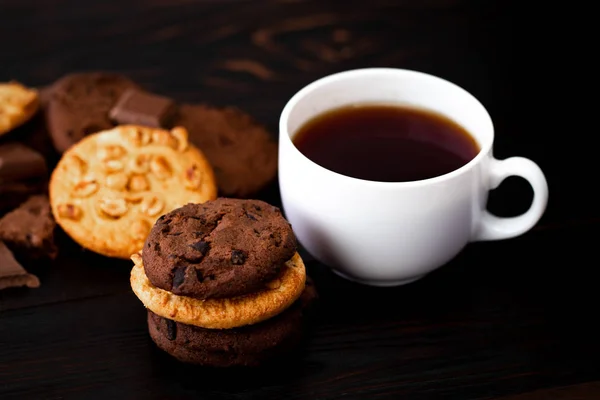Biscoitos de chocolate na mesa de madeira.Comida caseira em backgr de madeira — Fotografia de Stock