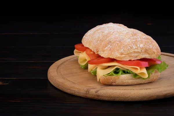 Sandwich de Ciabatta con lechuga, jamón y queso en lana — Foto de Stock