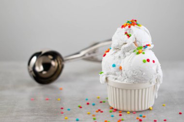 Vanilyalı dondurma kepçe SWIFT Sprinkles ve waffle koni plaka