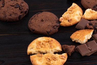 Ahşap masada çikolata kurabiye. Ahşap arka üzerinde ev yapımı gıda