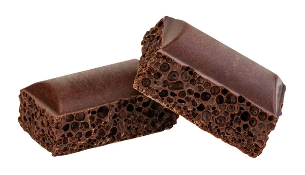 Pezzi di cioccolato poroso isolati su sfondo bianco — Foto Stock