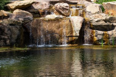 Hızla akan dağ deresi, yakın çekim akan su