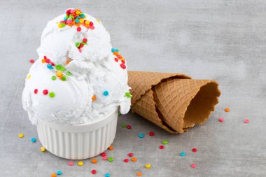 Vanilyalı dondurma kepçe SWIFT Sprinkles ve waffle koni plaka