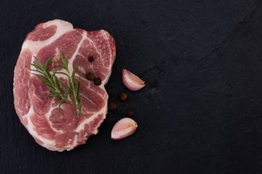 Çiğ et, siyah arka planda biftek, üst görünüm