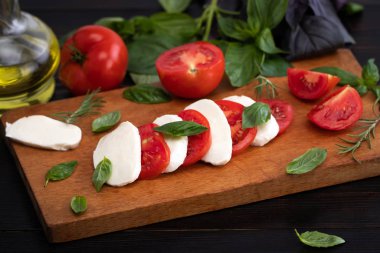 Mozzarella peyniri, fesleğen ve domates kayrak taş tahtası, kopya s