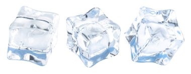 Beyaz zemin üzerinde izole edilmiş üç buz küpü