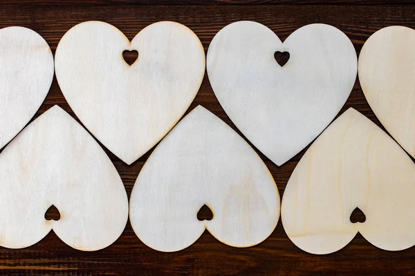 Ξύλινες καρδιές τοποθετημένες όμορφα σε ένα ξύλινο — Φωτογραφία Αρχείου