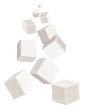 Beyaz arka plan üzerinde izole yumuşak peynir düşen küpler. Beyaz