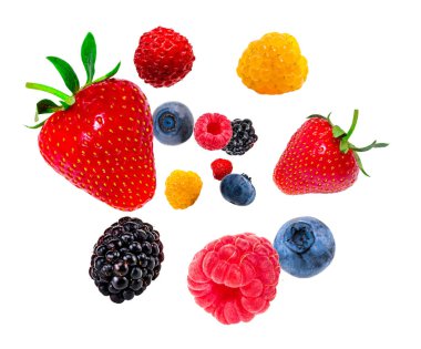 Beyaz bir arka plan üzerinde izole düşen berry mix