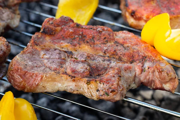 Viande, steaks aux légumes grillés sur le gril — Photo