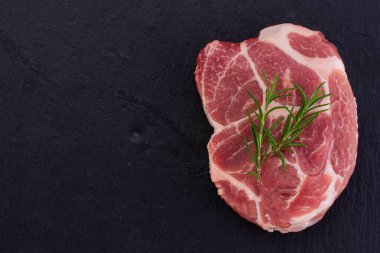 Çiğ et, siyah arka planda biftek, üst görünüm