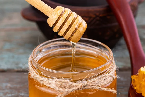 Honningbakgrunn. Fersk honning i gryta med solsikke – stockfoto