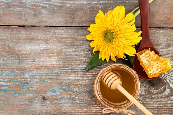 Honighintergrund. frischer Honig im Topf mit Waben — Stockfoto