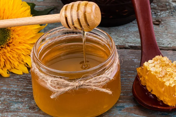 Медовий фон. Свіжий мед в горщику з медоносцями — стокове фото