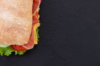 Marul ile Ciabatta sandviç , prosciutto ve peynir üzerinde sto