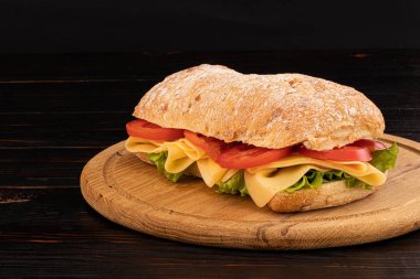 Marul ile ciabatta sandviç, Prosciutto ve peynir woode üzerinde