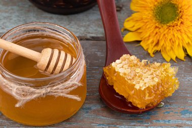 Bal arka plan. Pettekli tencerede taze bal