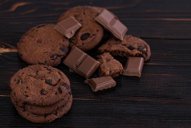 Ahşap masada çikolata kurabiye. Ahşap arka üzerinde ev yapımı gıda