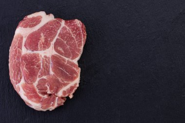 Çiğ et, siyah arka planda biftek, üst görünüm