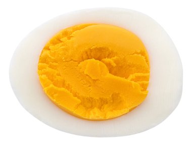 Beyaz arka planda izole edilmiş haşlanmış yumurta. Kırpma yolu ile