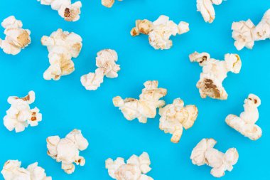 Mavi arka plan üzerinde patlamış mısır desen. Üstten görünüm