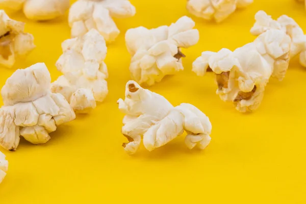 Popcorn minta sárga alapon. Felülnézet — Stock Fotó