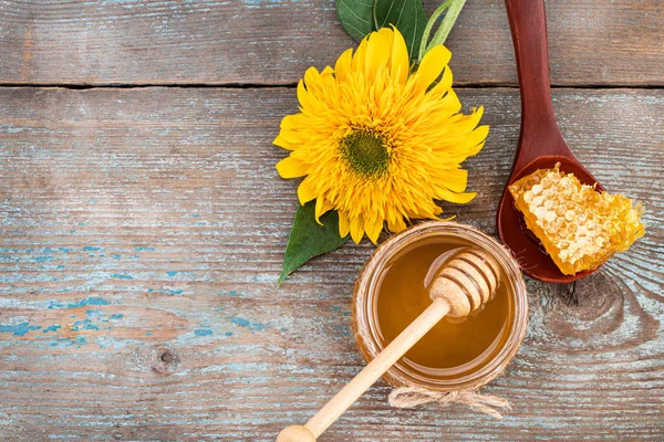 Verse honing in de pot met honingraten. Bovenaanzicht met copyspace — Stockfoto
