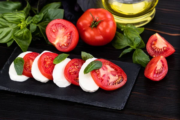 Mozzarella, Basilikum und Tomaten auf Schiefertafel, Kopie — Stockfoto