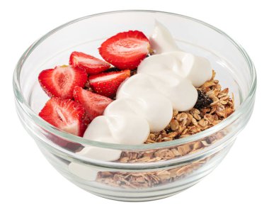 Bir kase yulaf lapası yoğurtlu, taze çilekli ve fındıklı beyaz arka planda kırpma yolu olan.