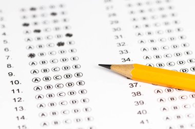 Masada kurşun kalemle cevap kâğıdı formu, kapat. Sınavı geçme kavramı.