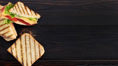 Jambonlu, marullu ve peynirli sandviç ve fotokopi alanı..