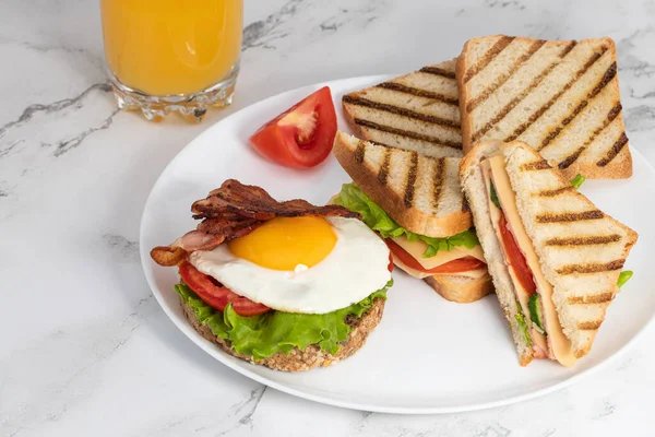 Desayuno Con Tostadas Con Queso Huevos Fritos Con Tocino Jugo — Foto de Stock