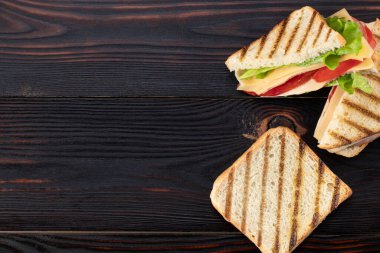 Jambonlu, marullu ve peynirli sandviç ve fotokopi alanı..