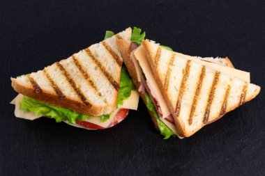 Jambonlu, marullu ve peynirli sandviç ve fotokopi alanı..