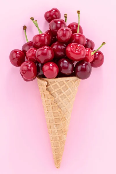 아이스크림 콘에는 분홍색 배경에 체리가 있습니다 — 스톡 사진