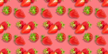 Pembe arka planda renkli çilek deseni. Üst Manzara. Kusursuz..