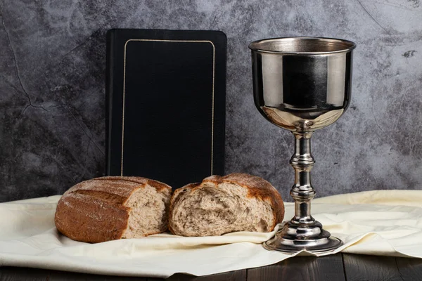 圣餐杯 酒和面包 — 图库照片