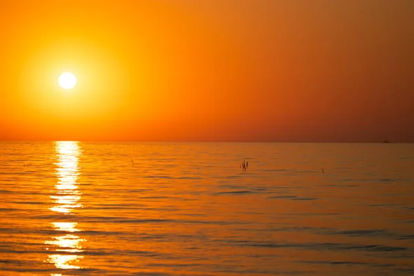 海の上に美しい日の出 海での朝 — ストック写真