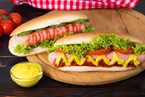 Hot Dog Musztardą Pomidorem Sałatą Drewnianym Tle — Zdjęcie stockowe
