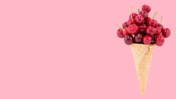 Конус Морозива Наповнений Вишнями Рожевому Фоні Свіжа Вишня Вафельному Конусі — стокове фото