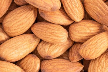 Badem arkaplan dokusu. Rastgele yerleştirilmiş çiğ badem fıstığının arka planı.