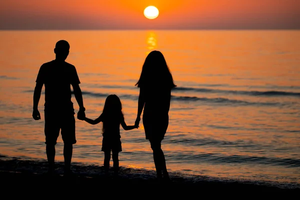 Papà Mamma Figlia Stanno Guardando Alba Mare Famiglia Vacanza — Foto Stock
