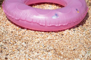 Plaj zemininde fotokopi alanı olan pembe şişirilebilir daire.