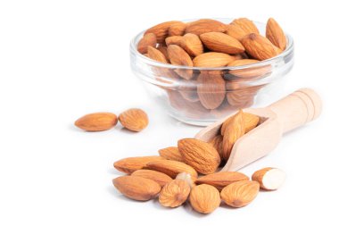 Badem izole edilmiş. Kırpma yolu ile beyaz arkaplanda badem.