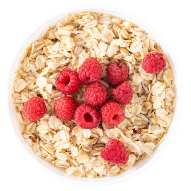 Beyaz arka planda yulaf ezmesi ve ahududu..