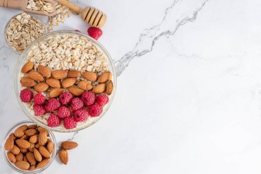 Bir kase yulaf ezmesi, ahududu ve badem ve fotokopi alanı..