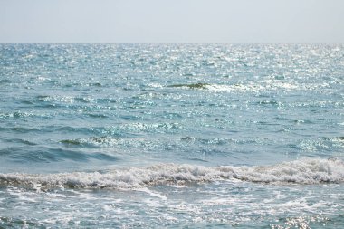 Denizin ufku. Mavi deniz ve mavi gökyüzü.