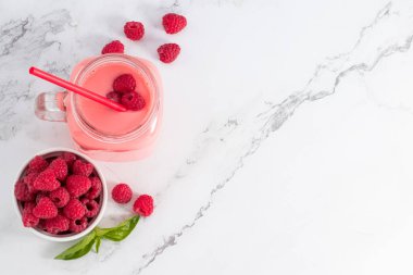 Kahvaltıda böğürtlenli cam bir kavanozda meyveli buzlu içecek. Kopyalama alanı olan üst görünüm.